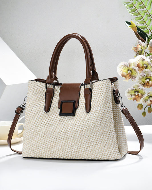 Bolso diseño  de tejido bicolor con detalles marrones y hebilla frontal