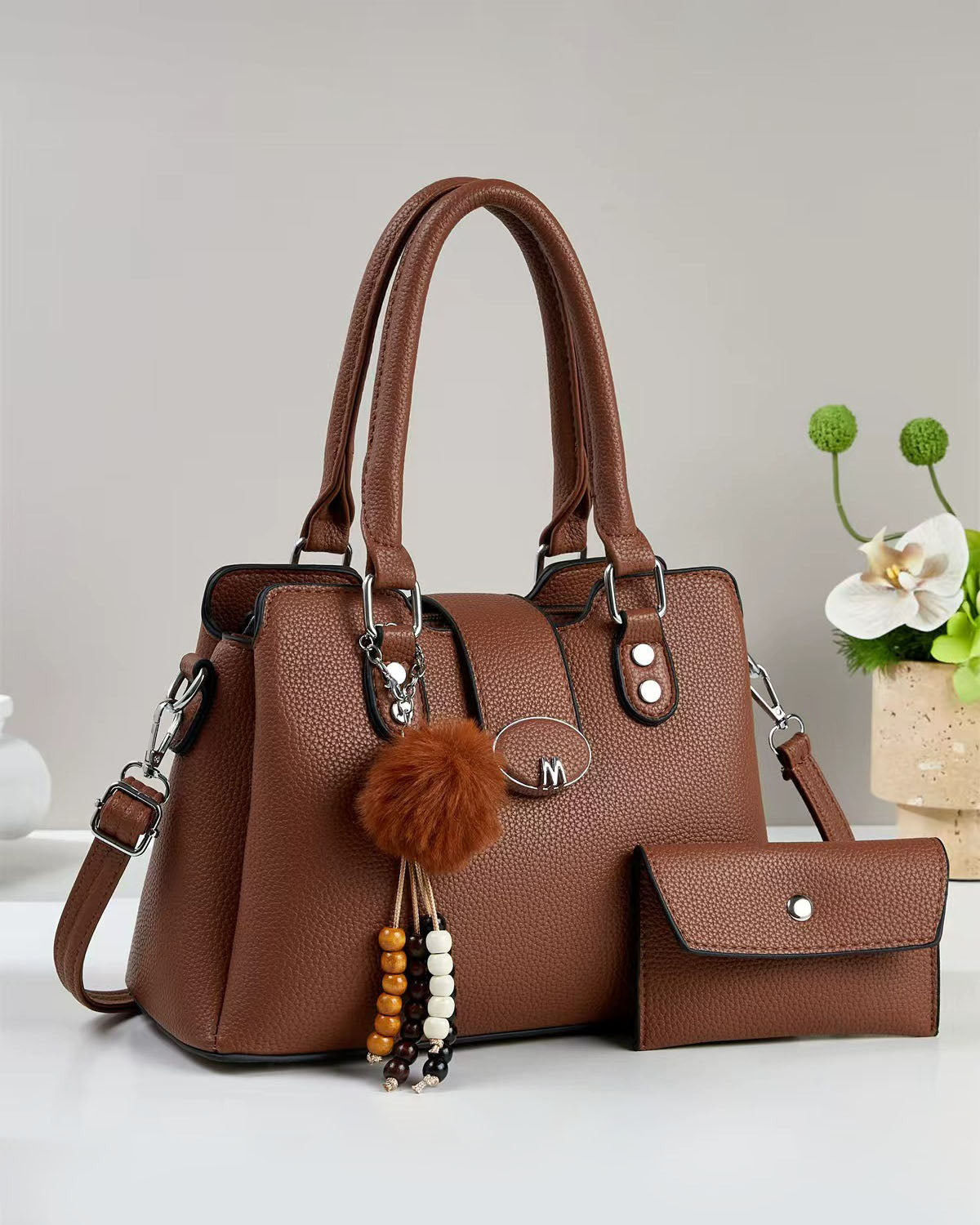 Cartera mediana con accesorio colgante y sobre libre