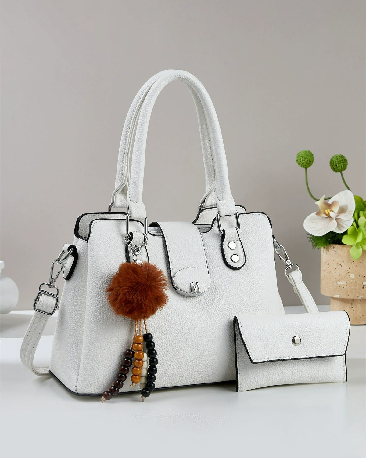 Cartera mediana con accesorio colgante y sobre libre