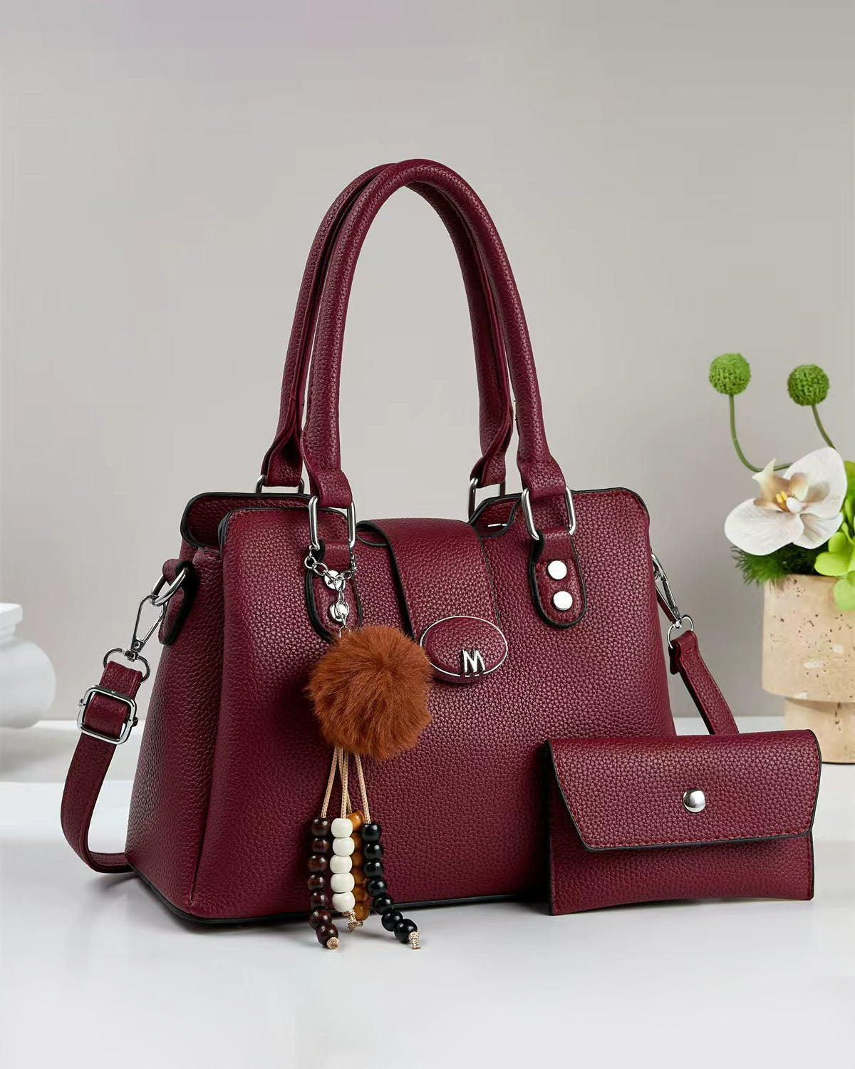 Cartera mediana con accesorio colgante y sobre libre