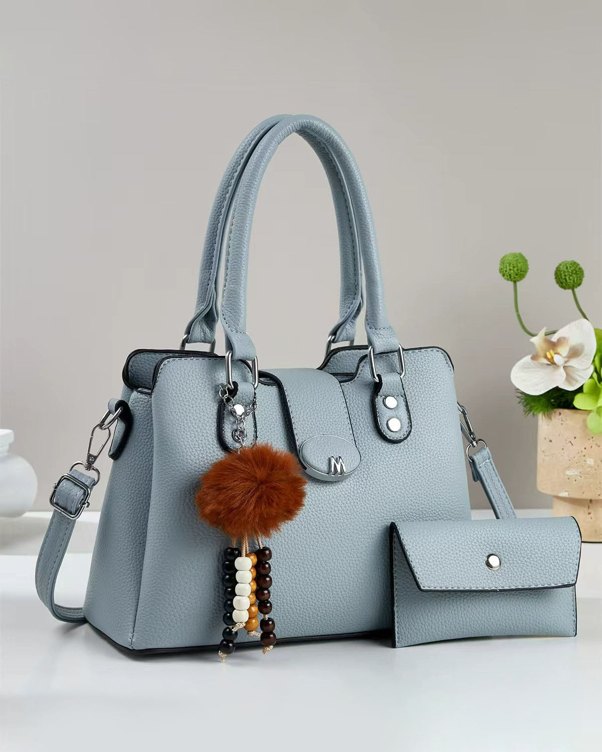 Cartera mediana con accesorio colgante y sobre libre