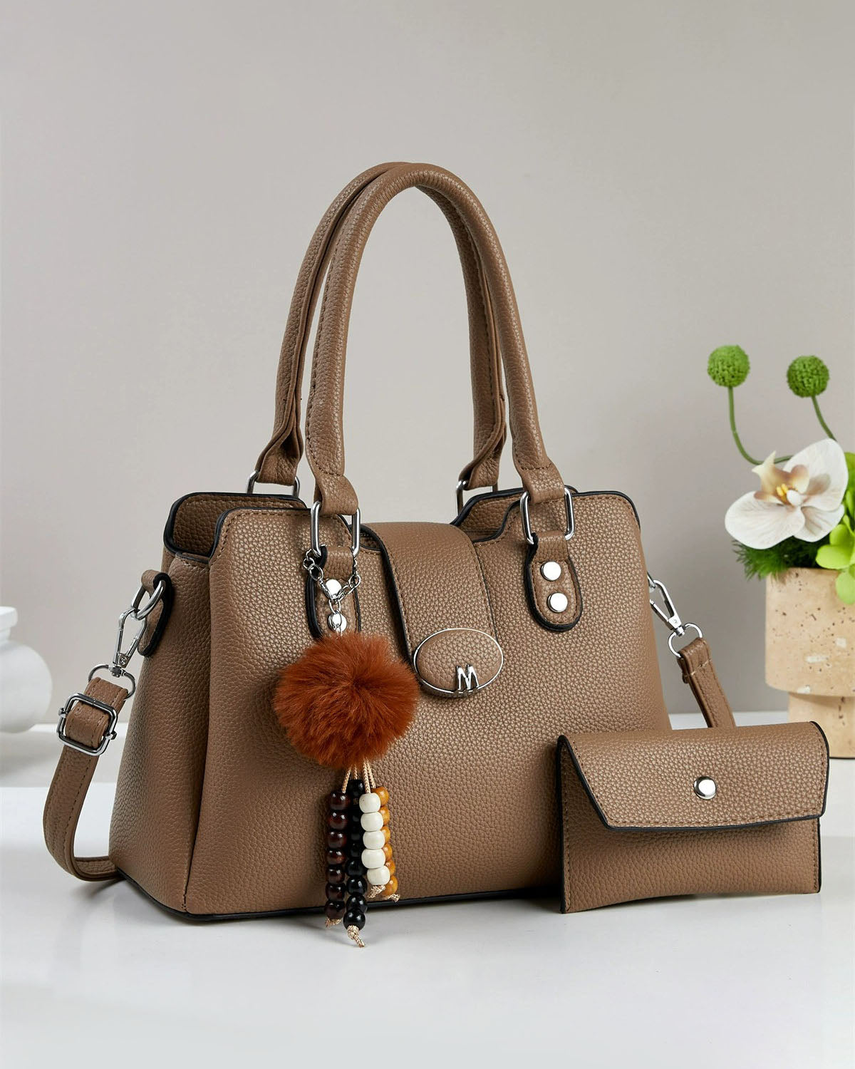 Cartera mediana con accesorio colgante y sobre libre