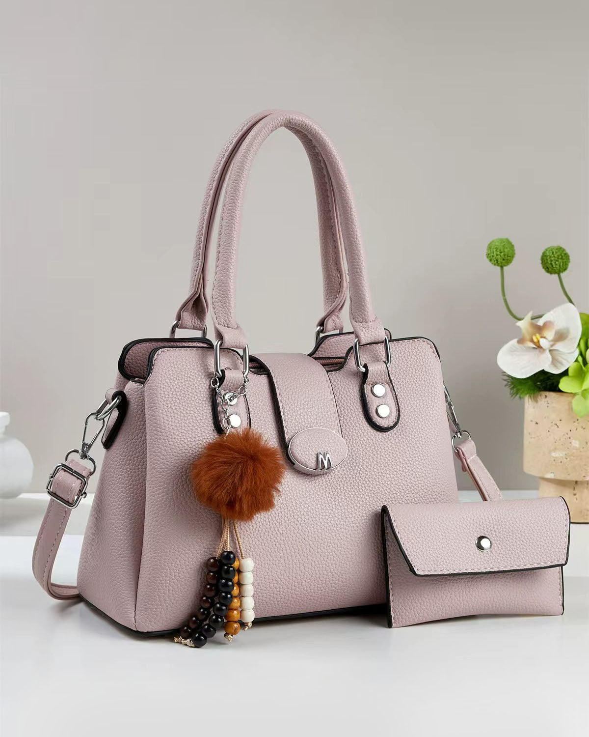 Cartera mediana con accesorio colgante y sobre libre