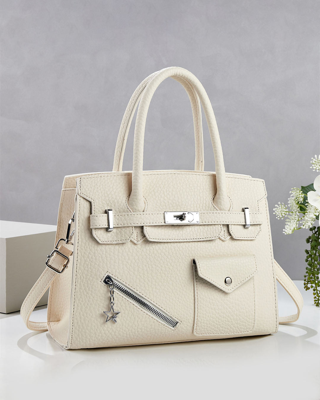 Cartera mediana con detalles unicos