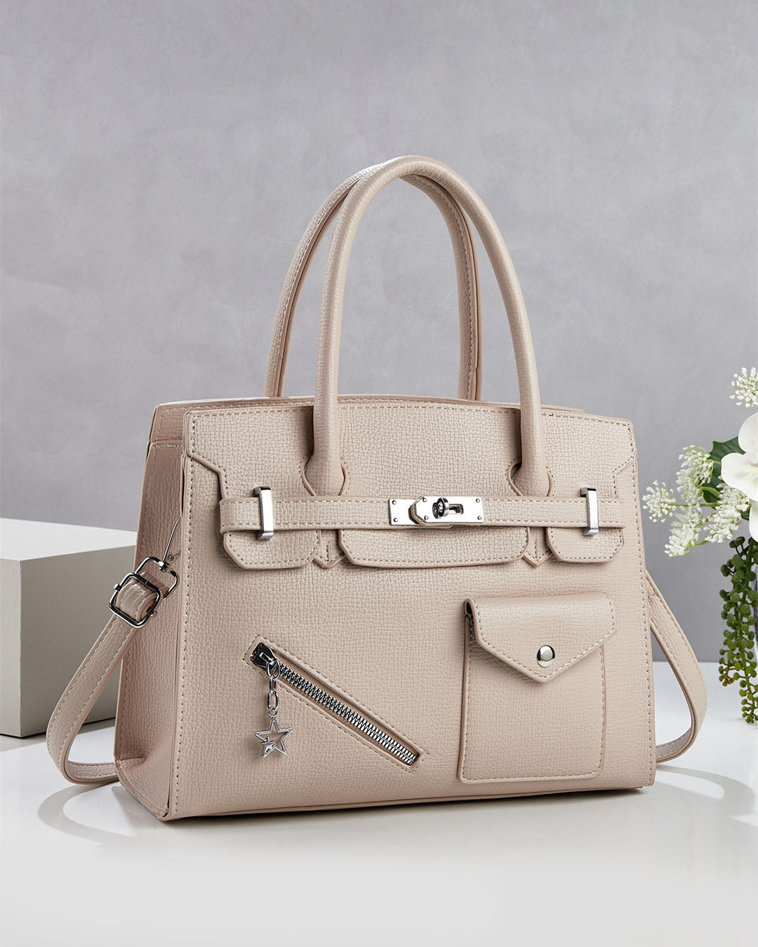 Cartera mediana con detalles unicos