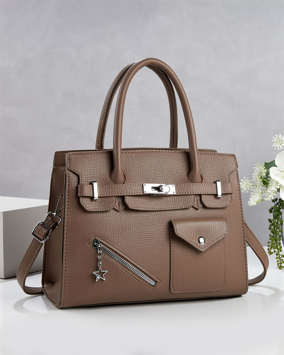 Cartera mediana con detalles unicos