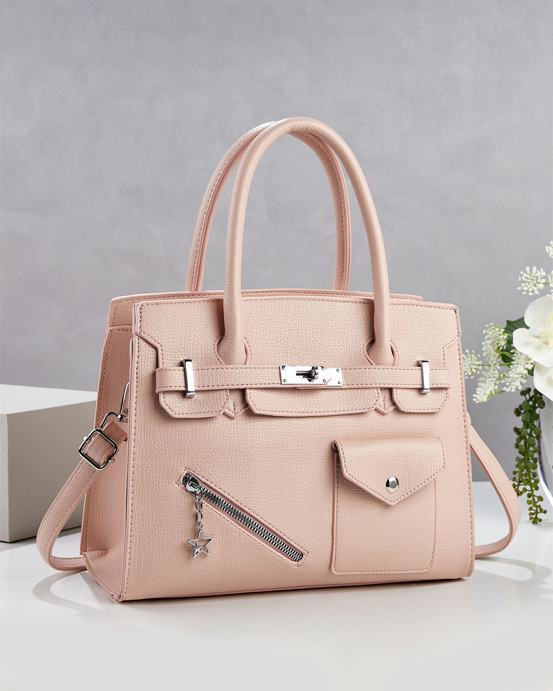 Cartera mediana con detalles unicos