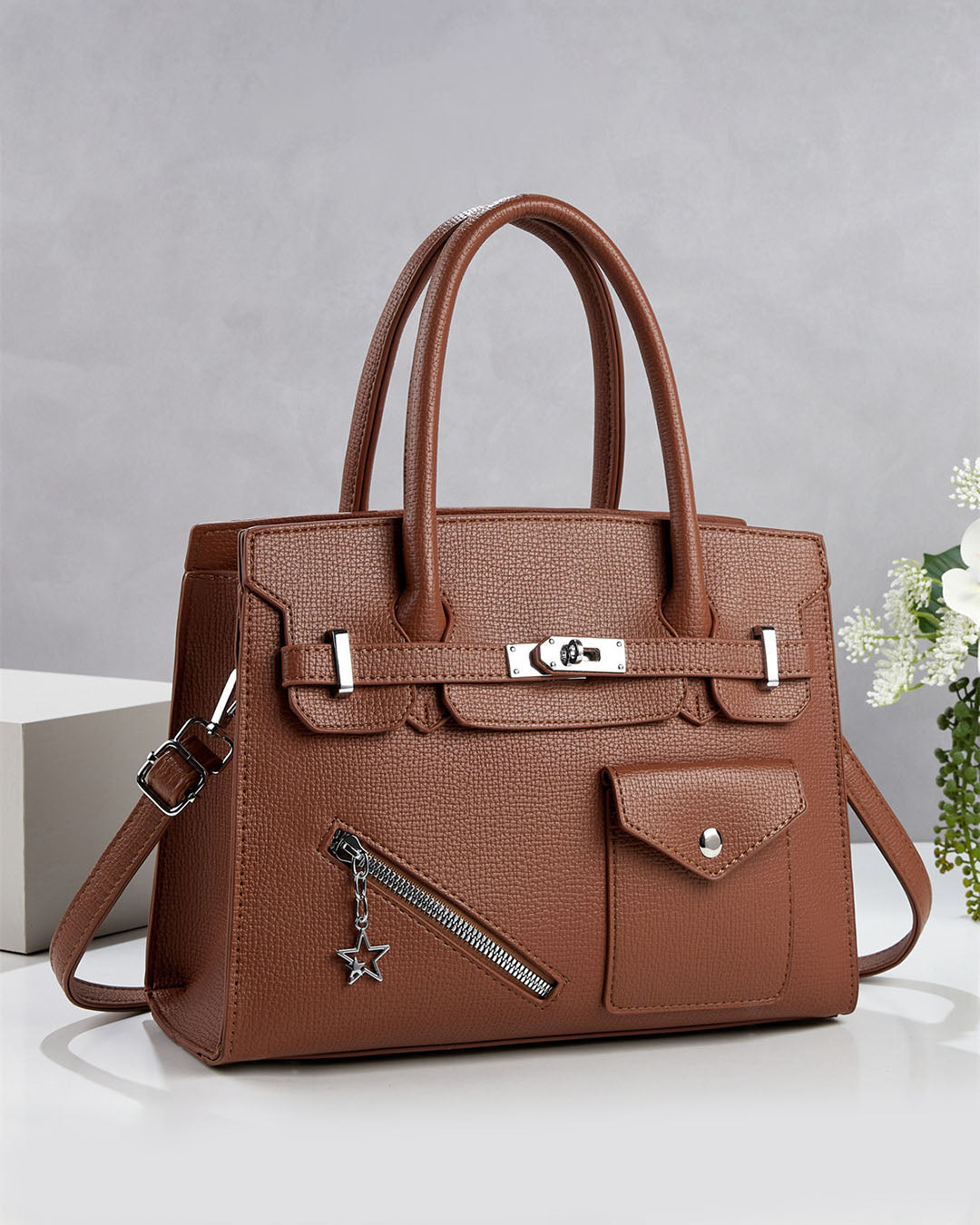 Cartera mediana con detalles unicos