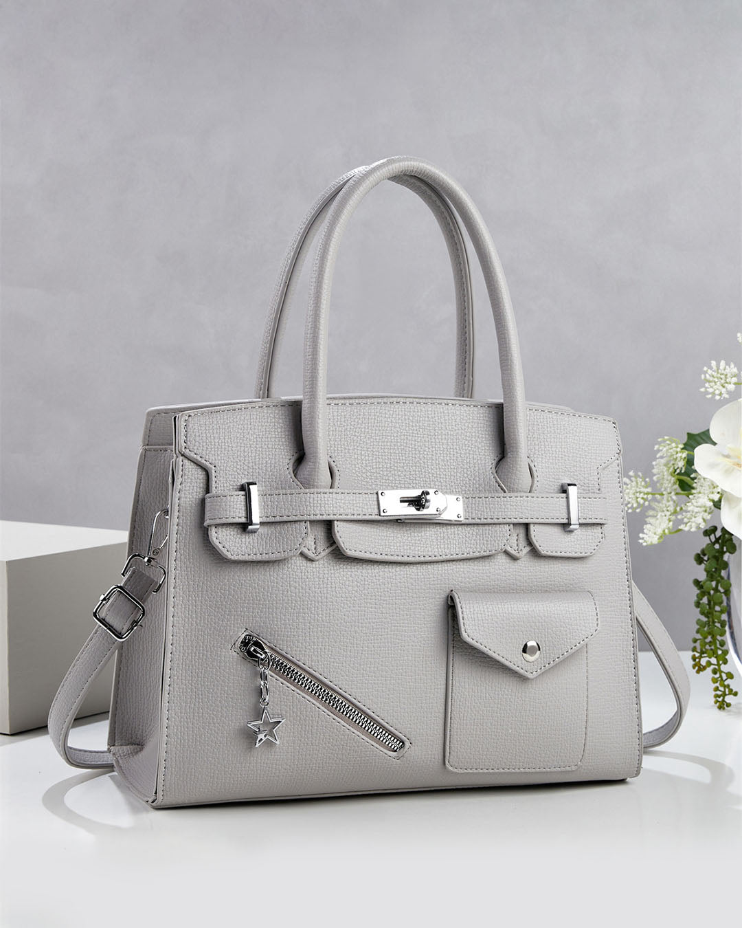 Cartera mediana con detalles unicos