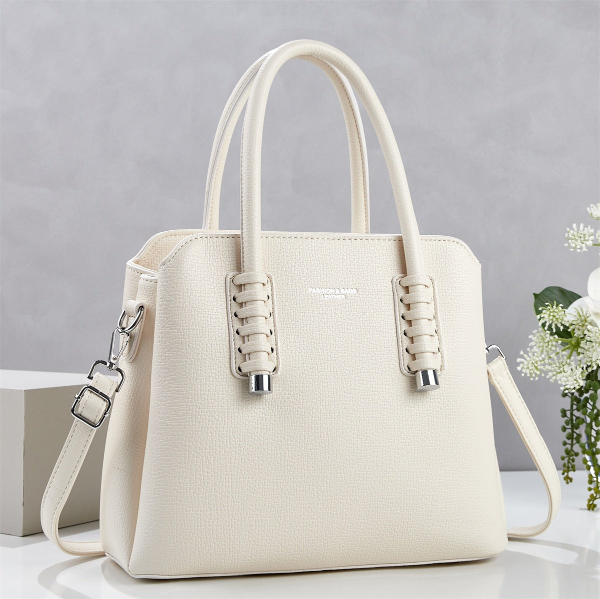 Cartera espaciosa con detalles unicos
