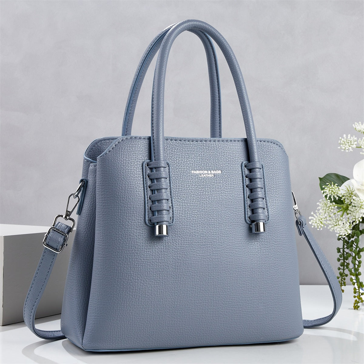 Cartera espaciosa con detalles unicos