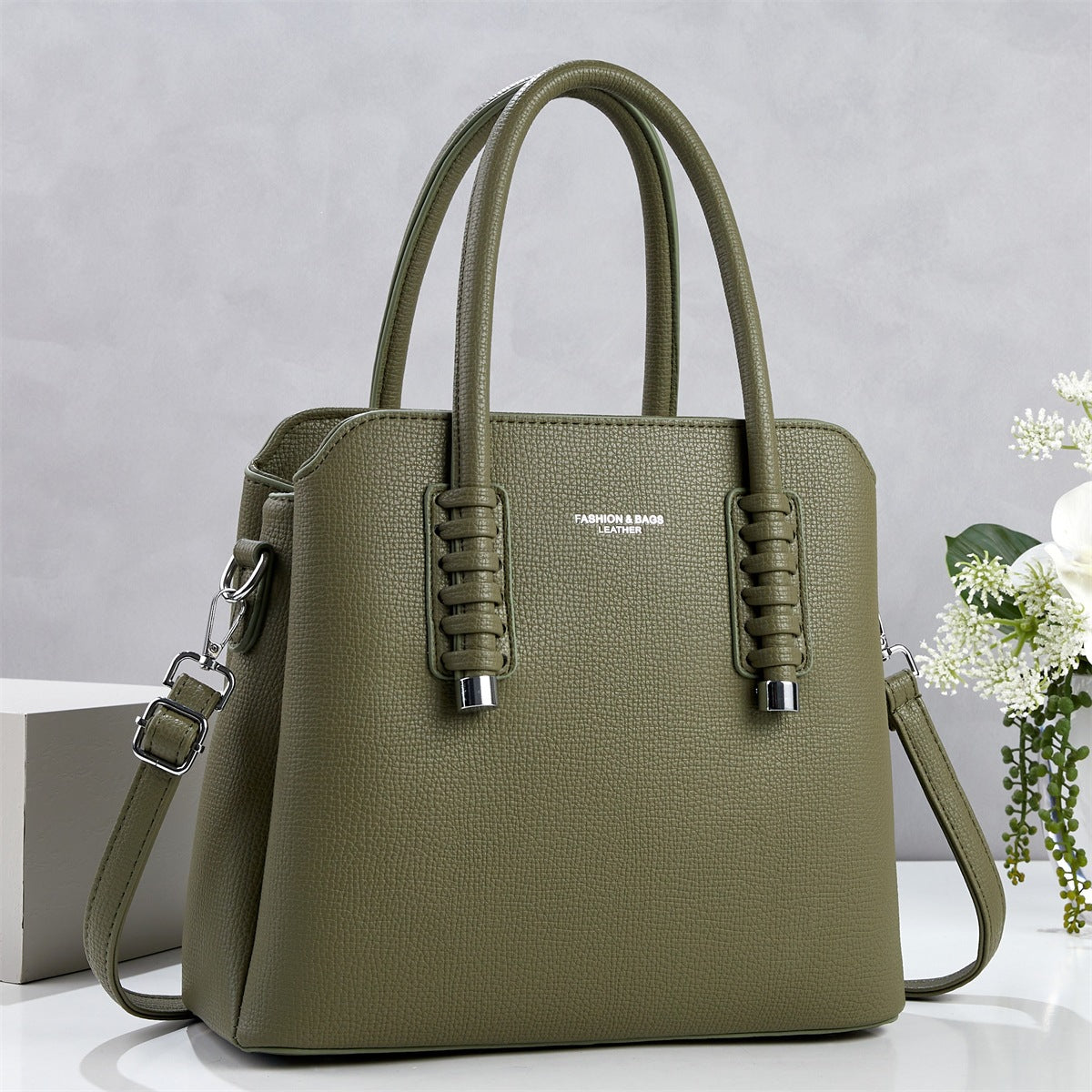 Cartera espaciosa con detalles unicos