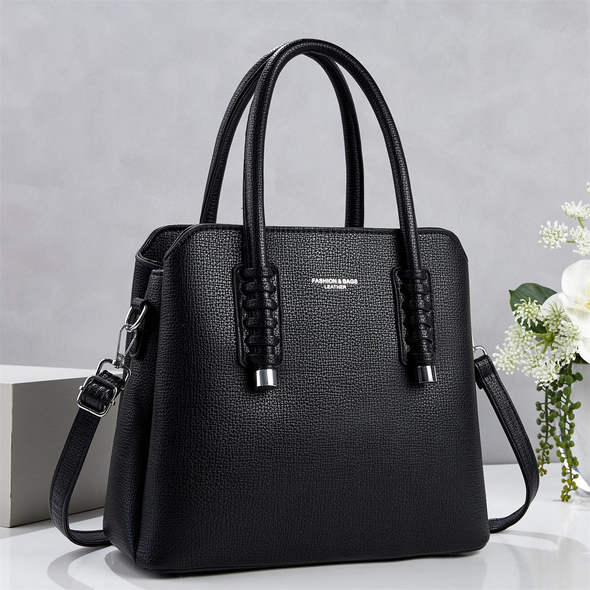 Cartera espaciosa con detalles unicos