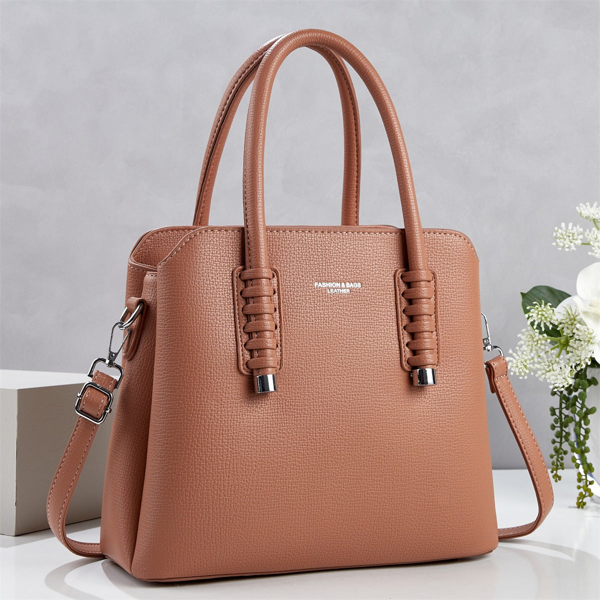 Cartera espaciosa con detalles unicos