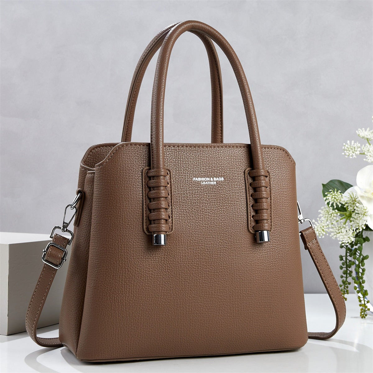 Cartera espaciosa con detalles unicos