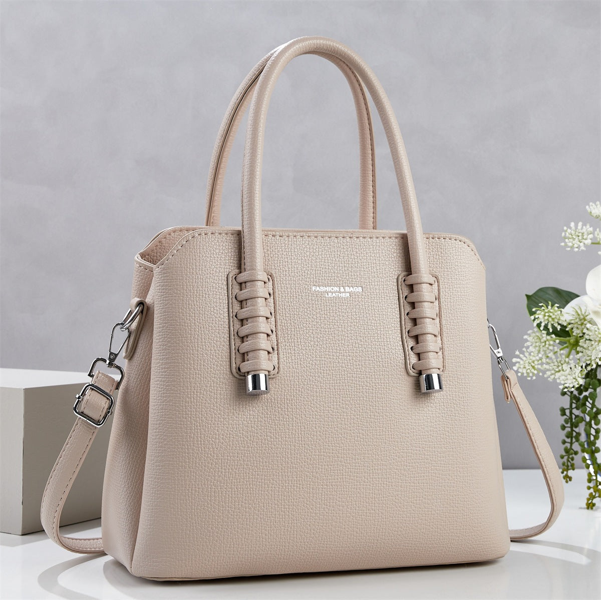 Cartera espaciosa con detalles unicos