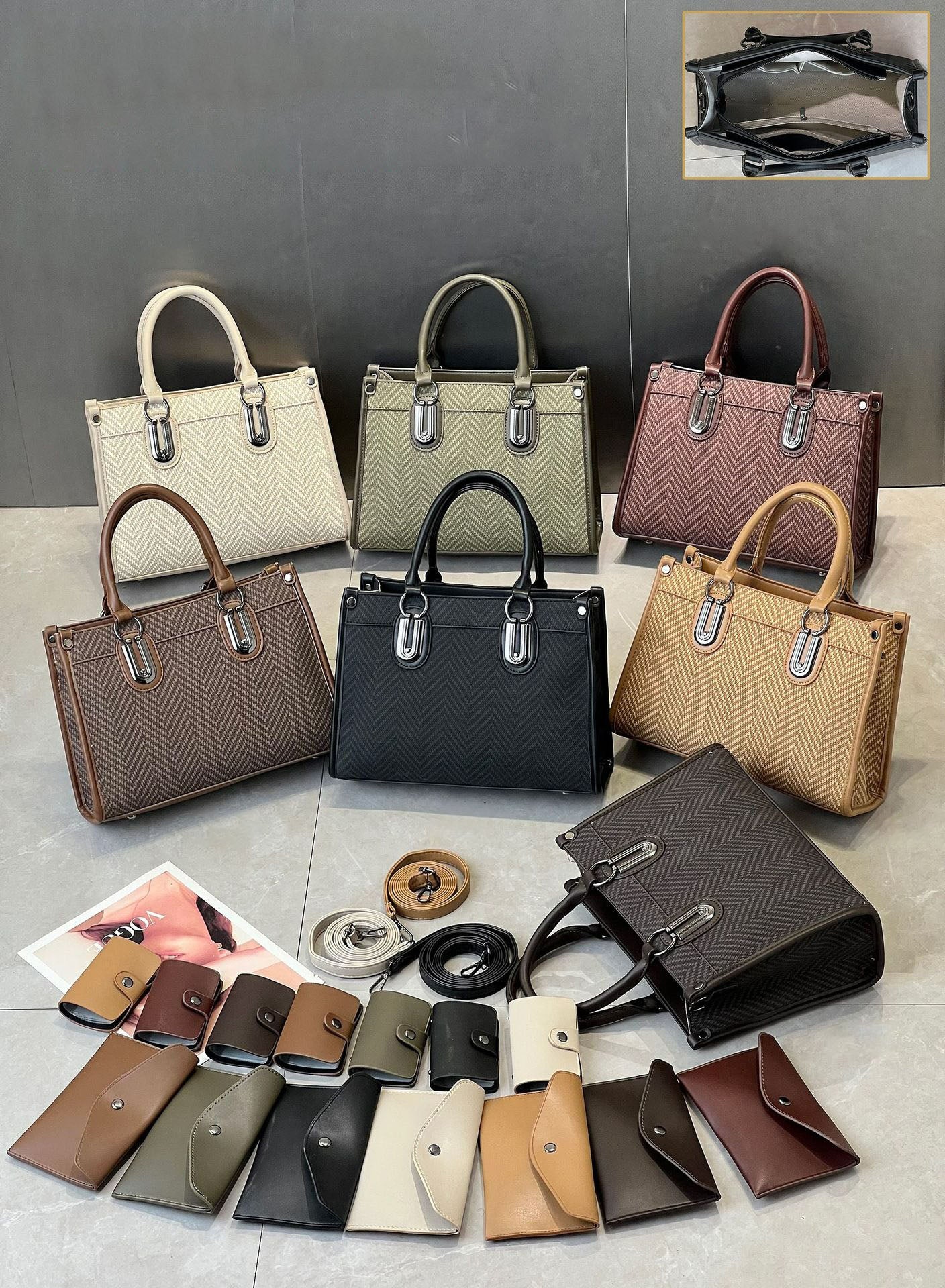 Combo tres piezas, cartera de mano con sobre y tarjetero