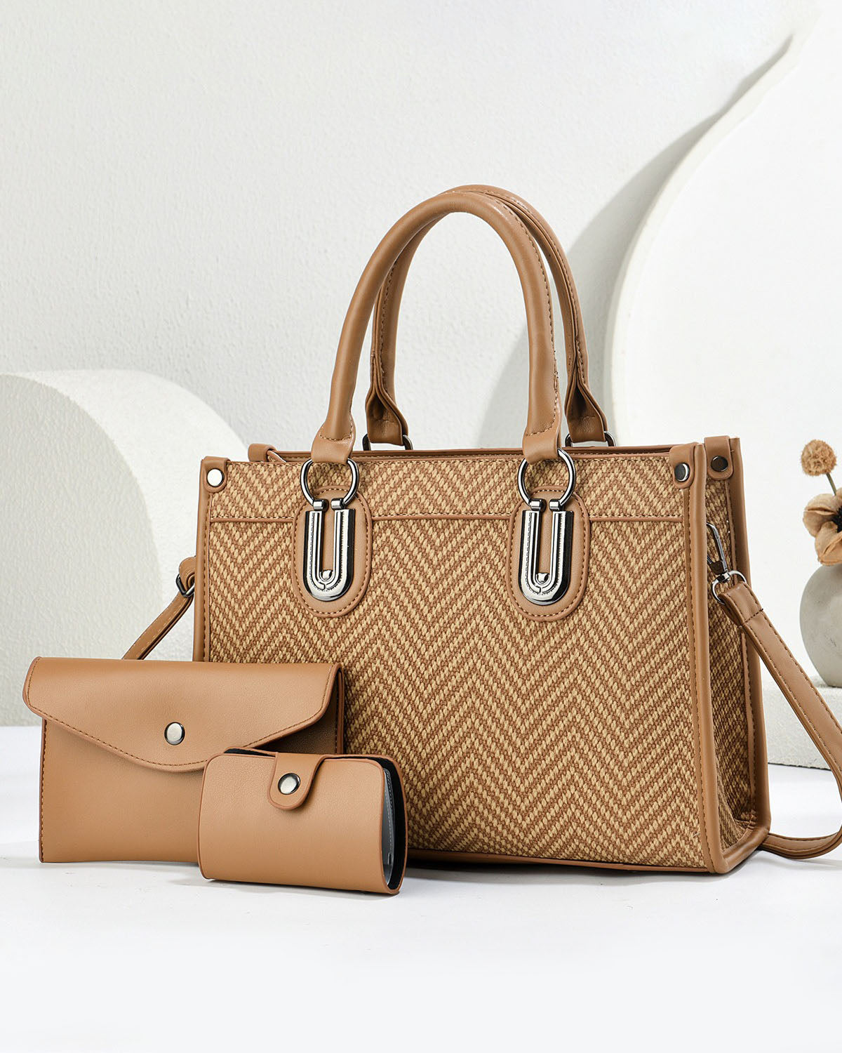 Combo tres piezas, cartera de mano con sobre y tarjetero