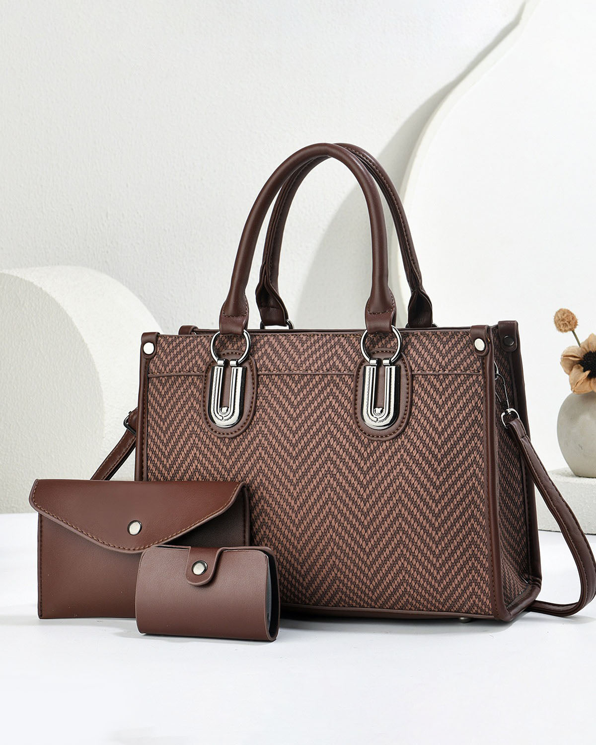 Combo tres piezas, cartera de mano con sobre y tarjetero