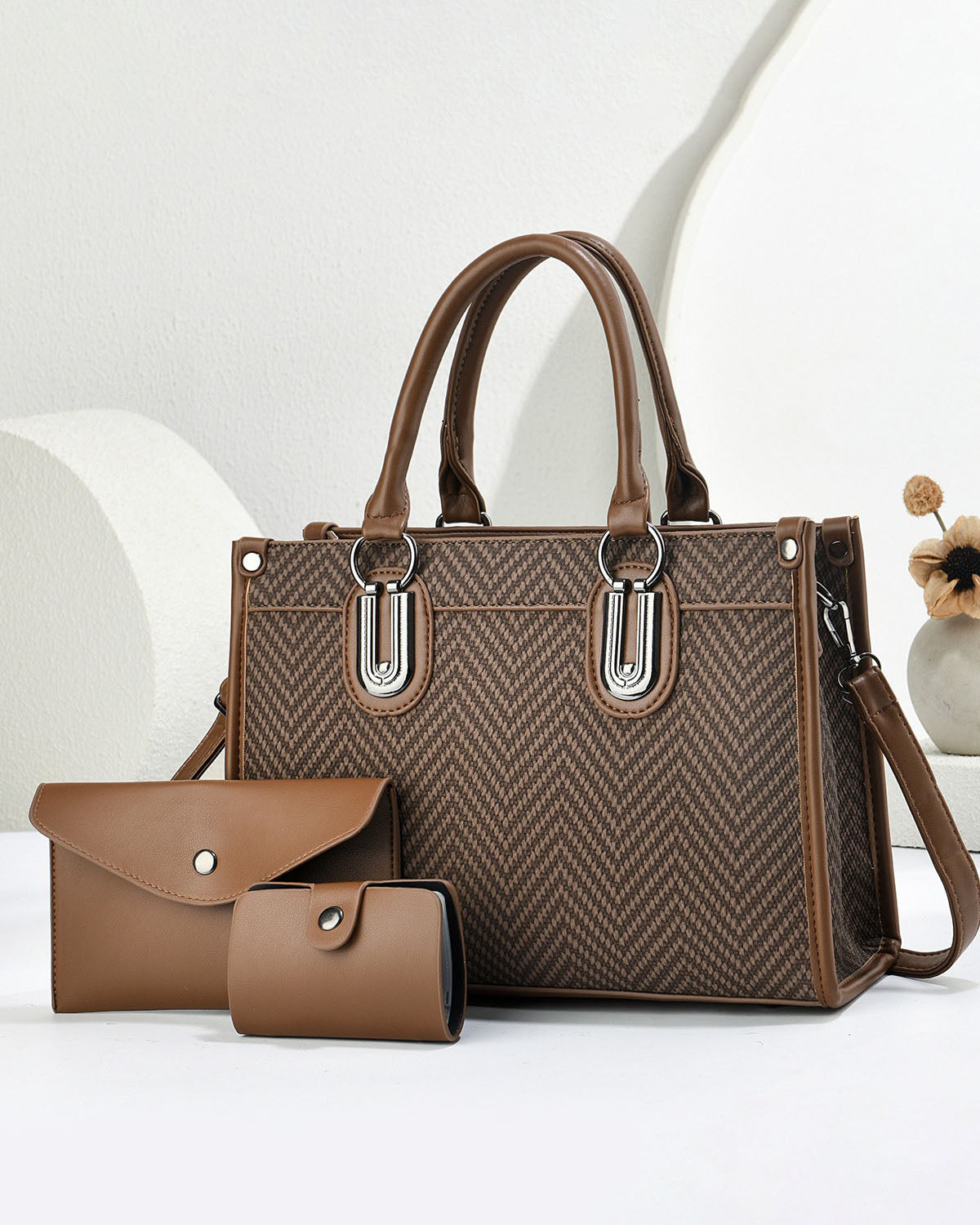 Combo tres piezas, cartera de mano con sobre y tarjetero