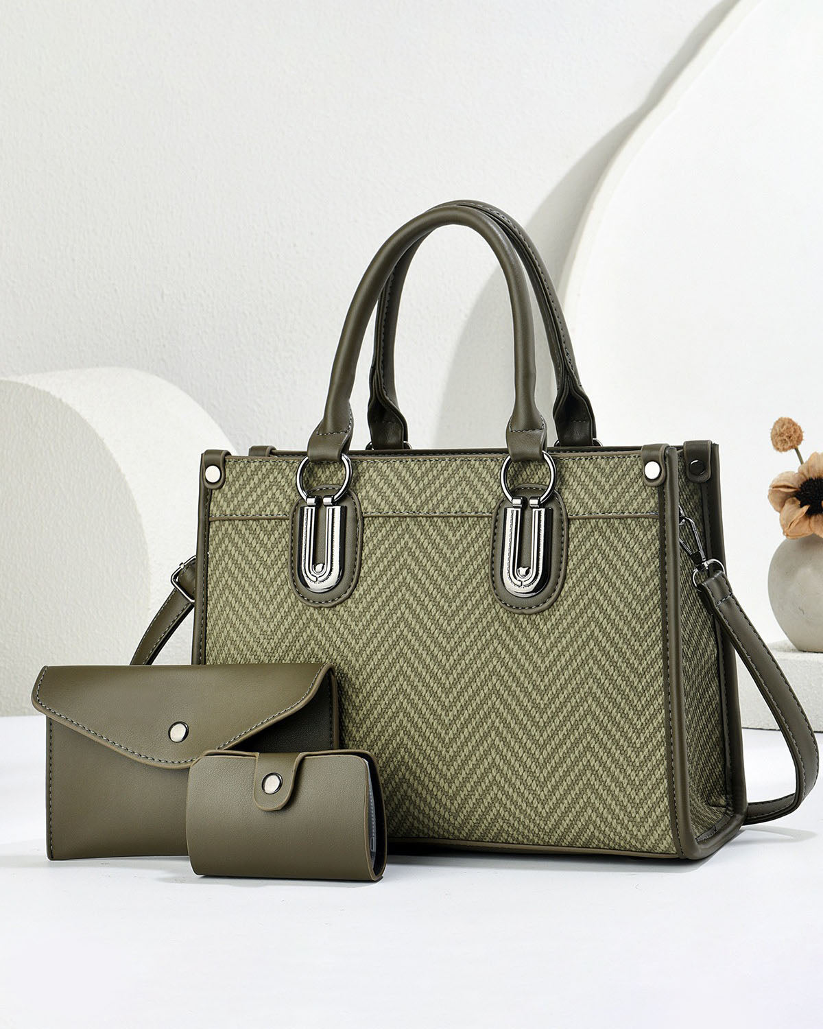 Combo tres piezas, cartera de mano con sobre y tarjetero