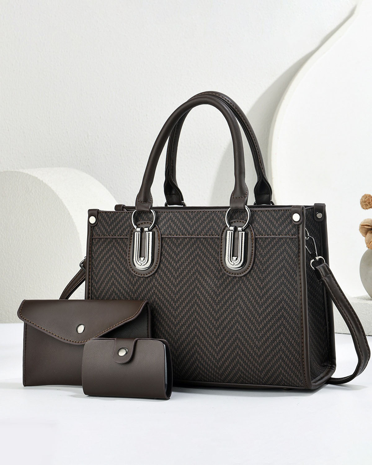 Combo tres piezas, cartera de mano con sobre y tarjetero