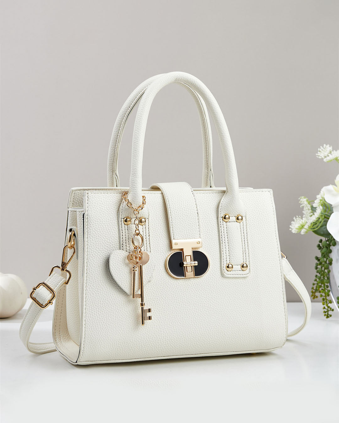 Cartera mediana con detalles en dorado y llavero removible
