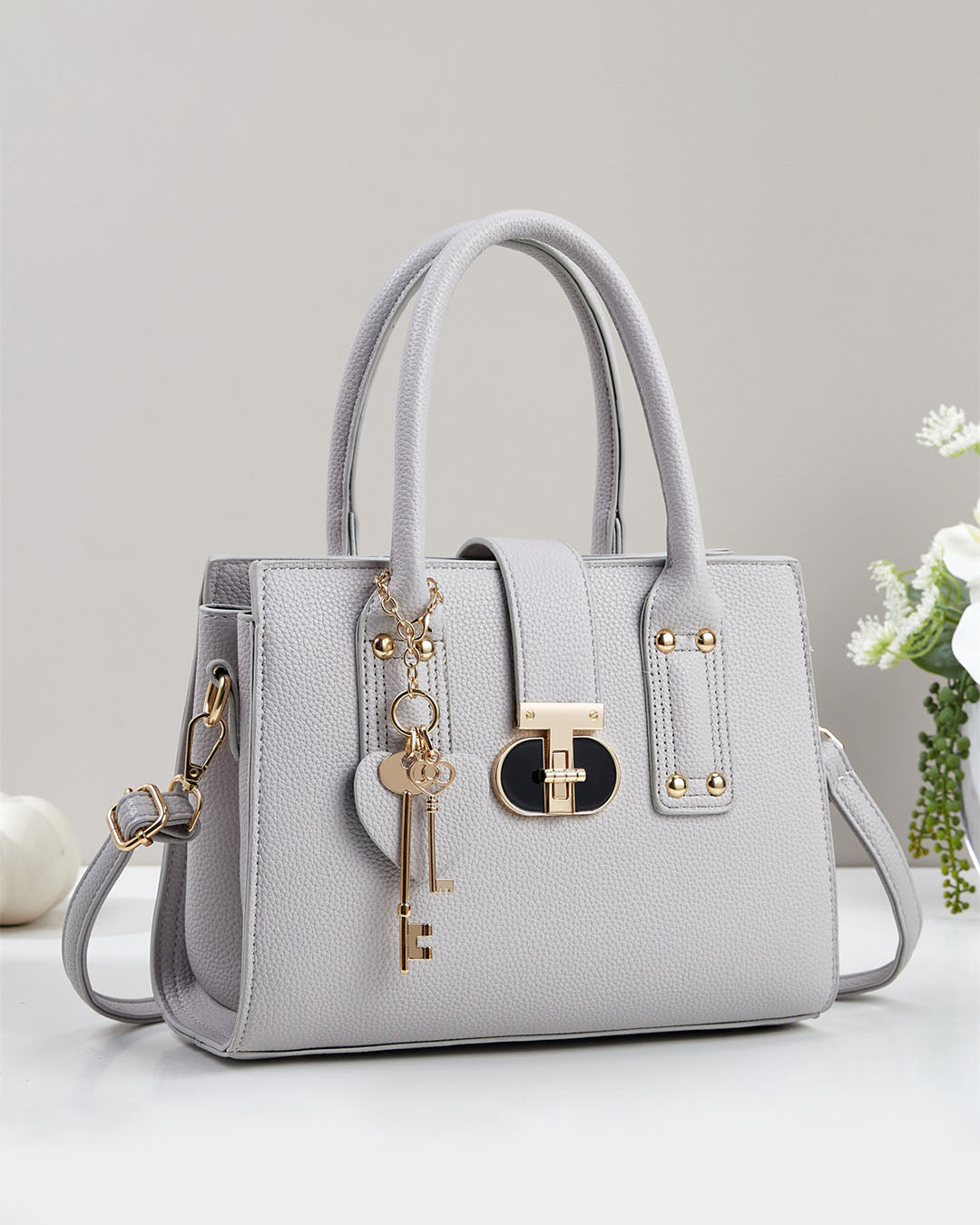 Cartera mediana con detalles en dorado y llavero removible