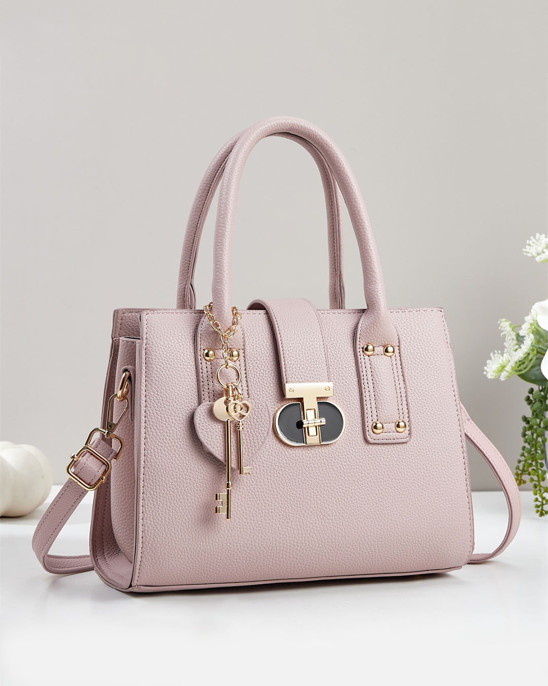 Cartera mediana con detalles en dorado y llavero removible