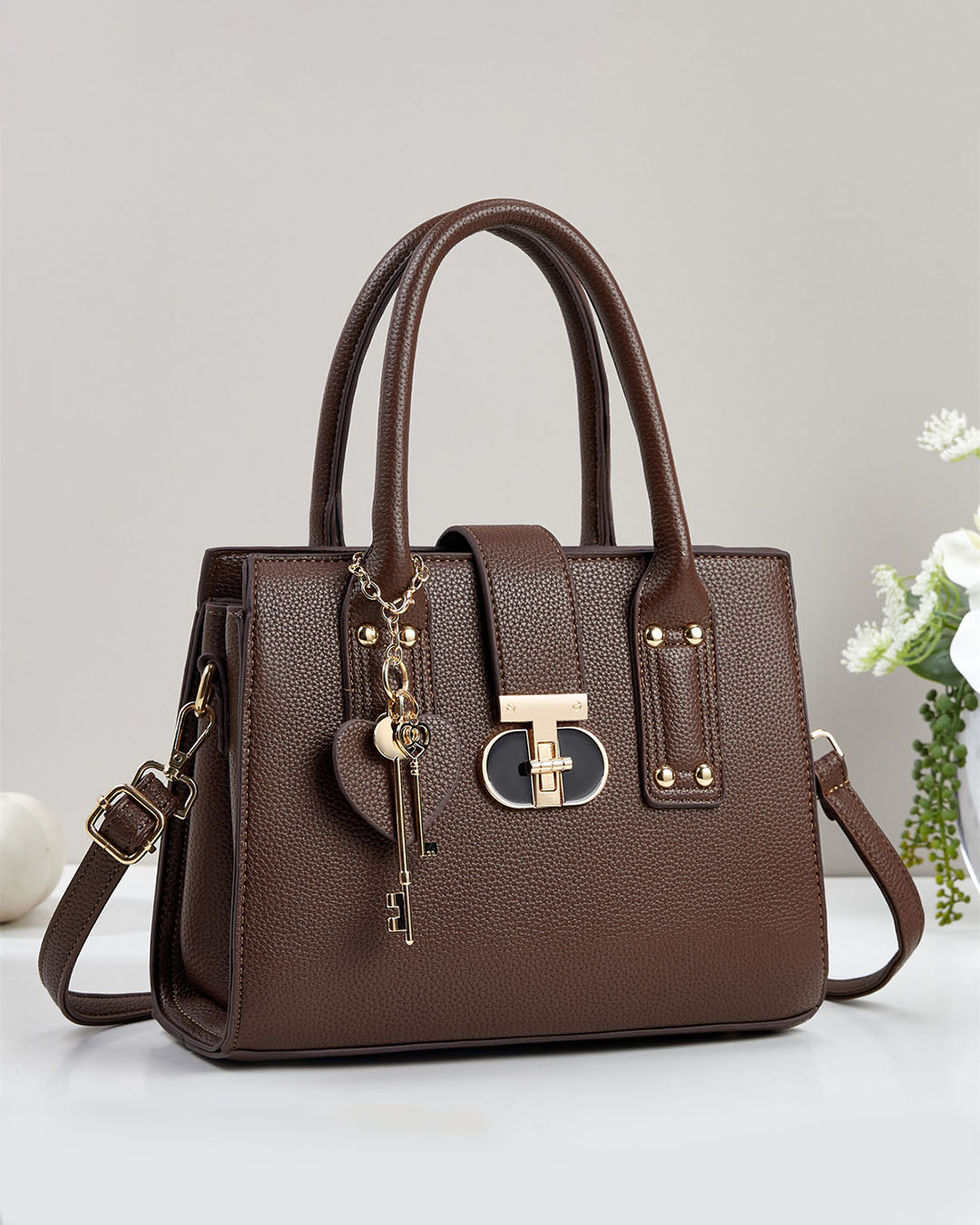 Cartera mediana con detalles en dorado y llavero removible