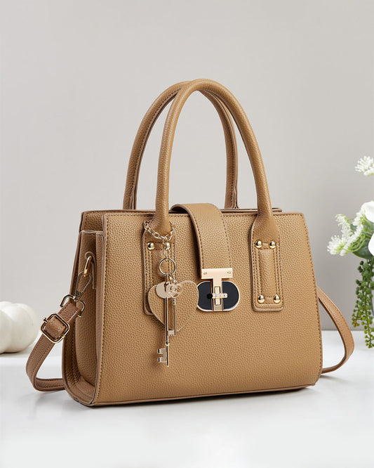 Cartera mediana con detalles en dorado y llavero removible