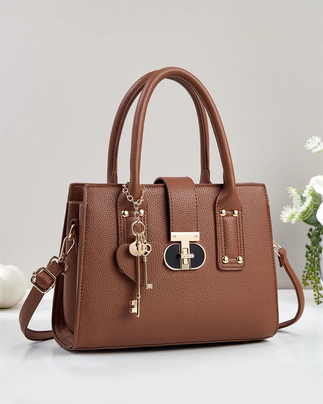 Cartera mediana con detalles en dorado y llavero removible