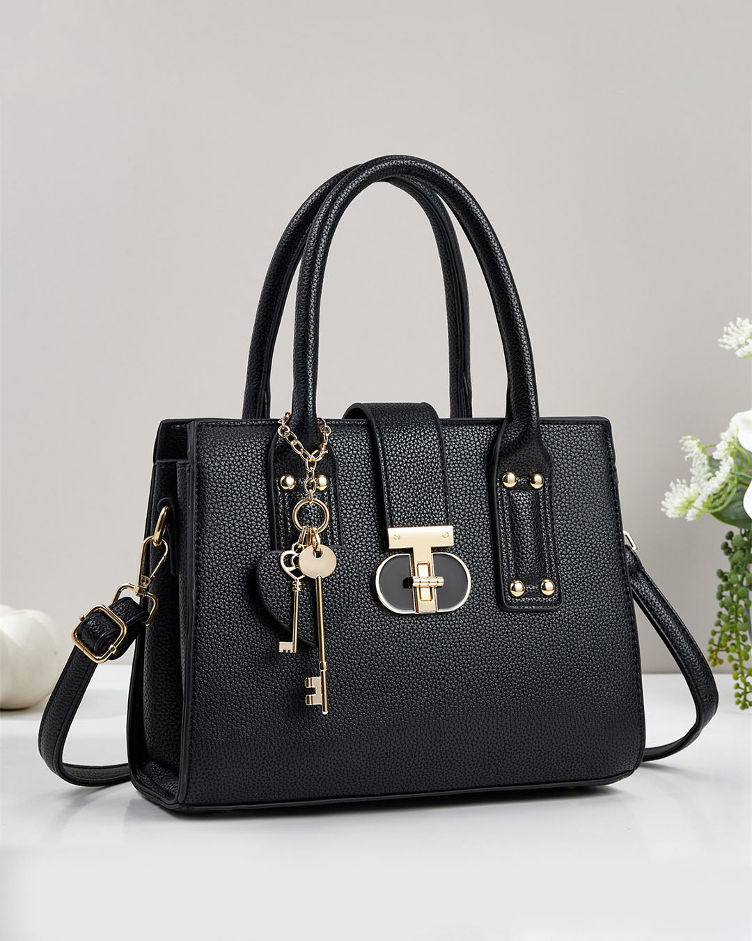 Cartera mediana con detalles en dorado y llavero removible
