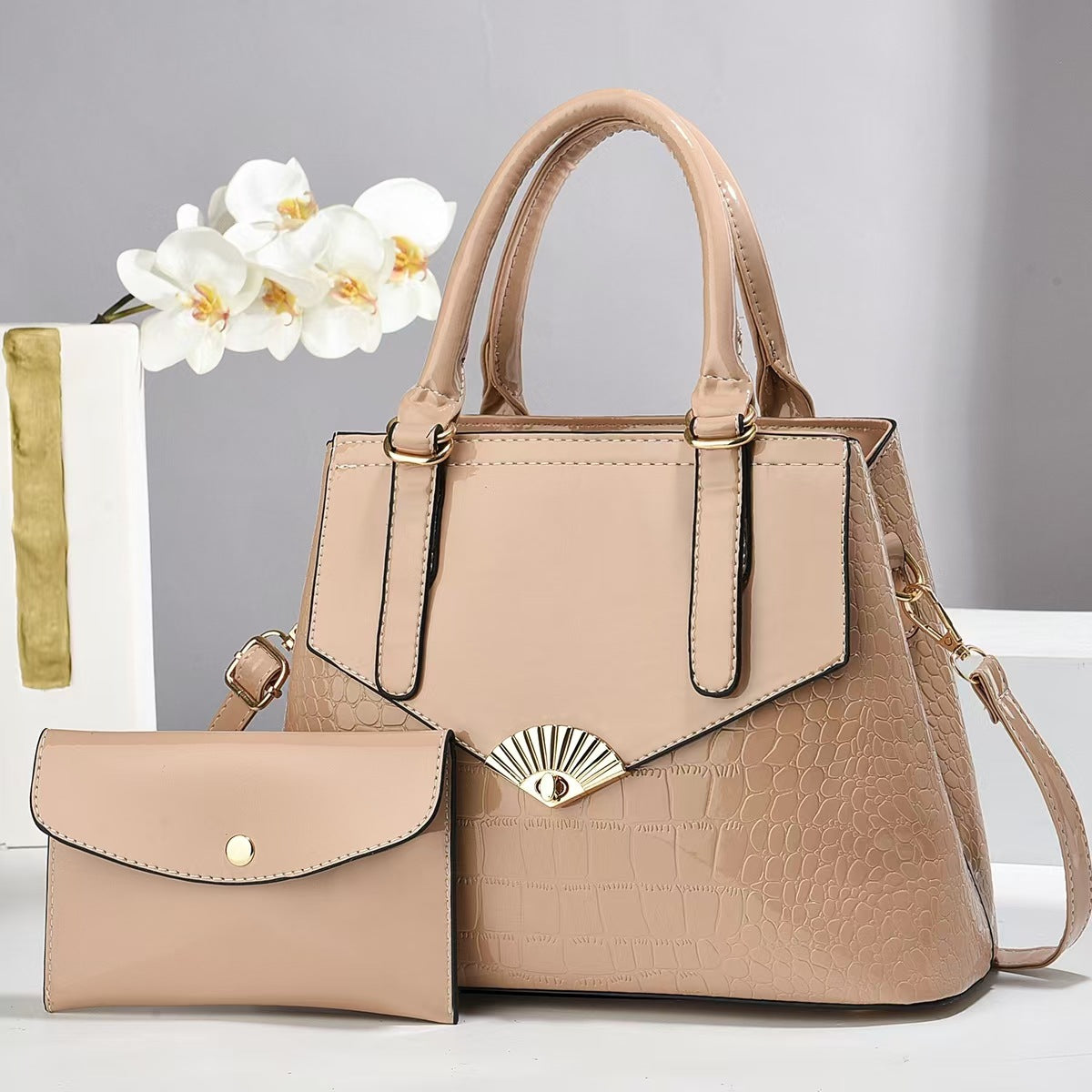 Cartera espaciosa con sobre
