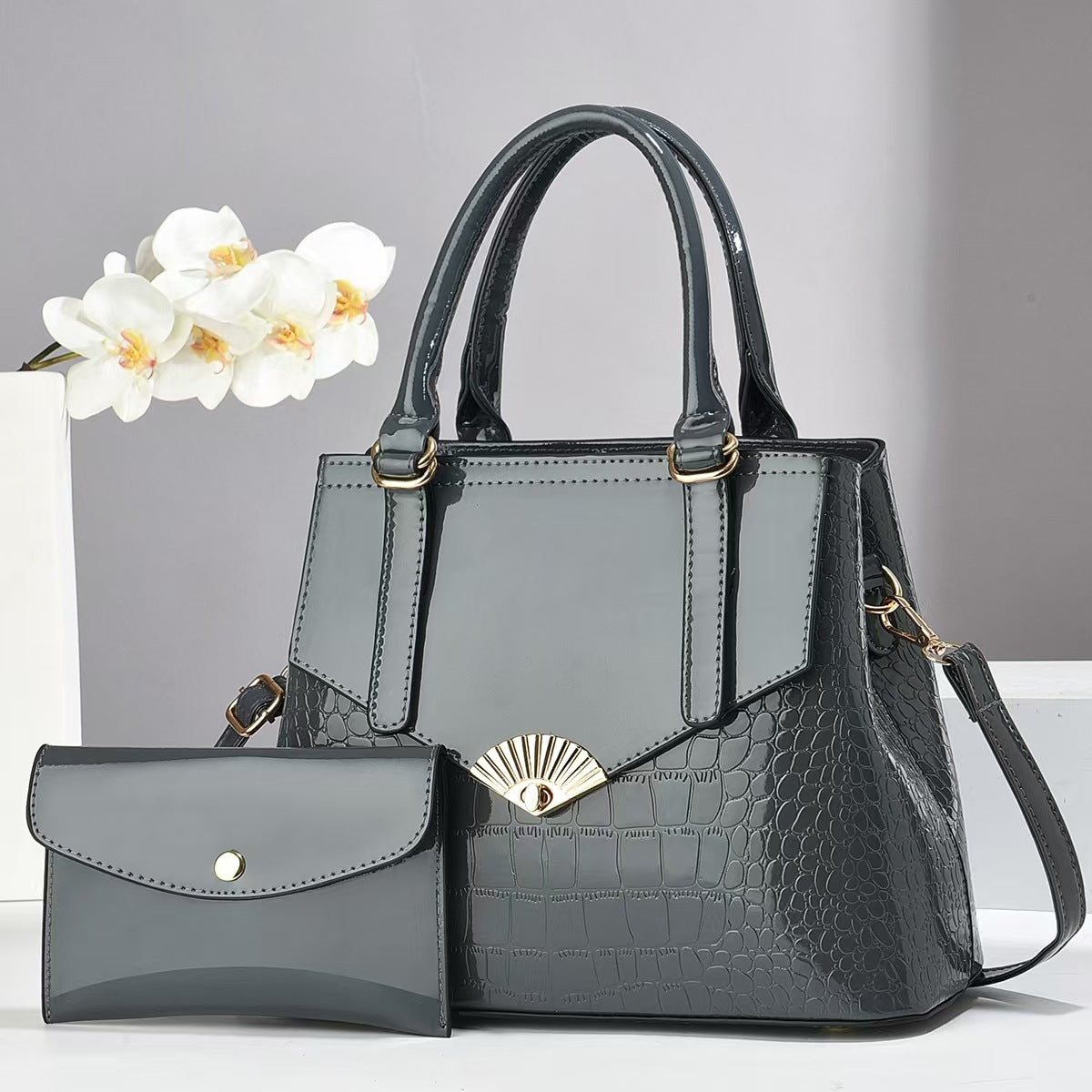 Cartera espaciosa con sobre