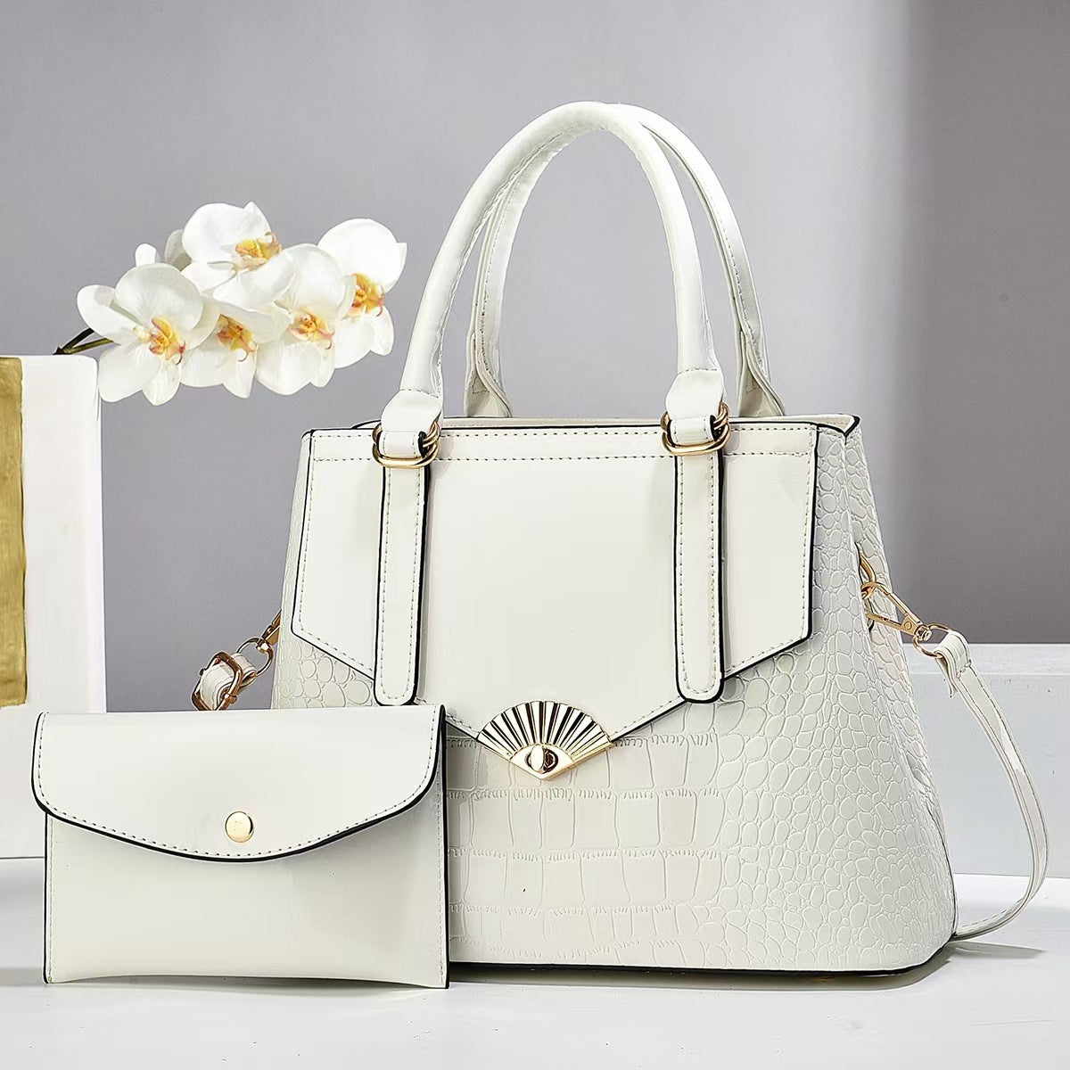 Cartera espaciosa con sobre