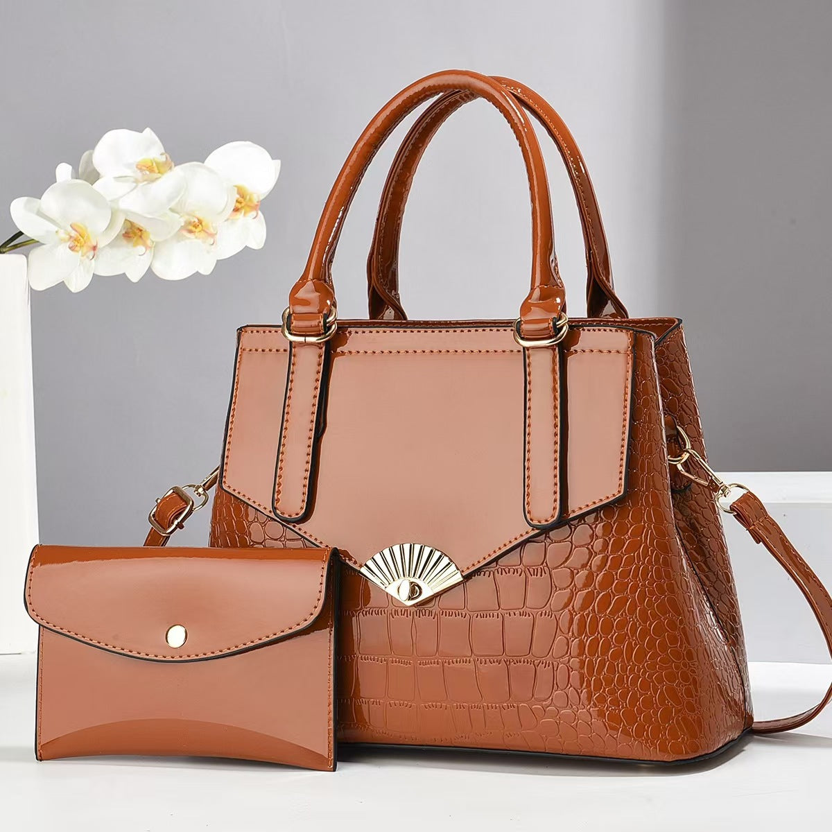 Cartera espaciosa con sobre