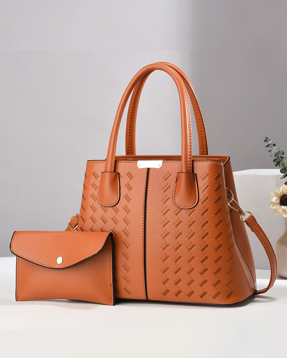 Cartera mediana con diseño unico y sobre libre