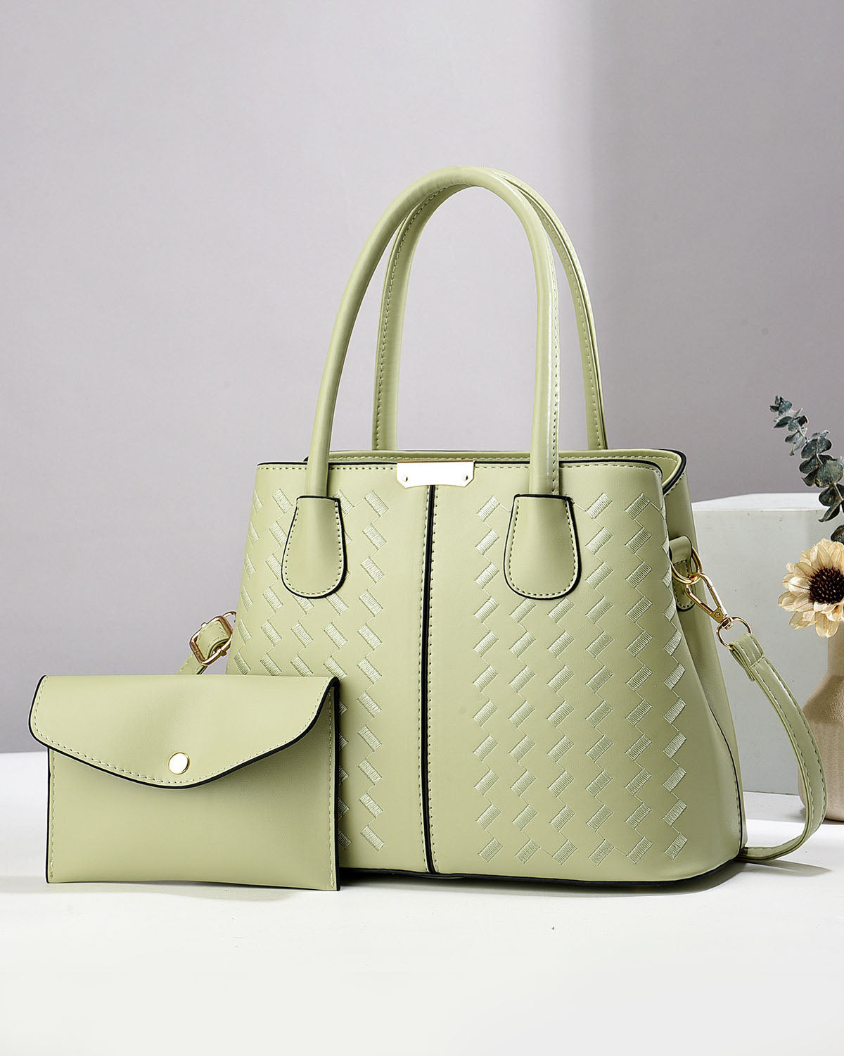 Cartera mediana con diseño unico y sobre libre