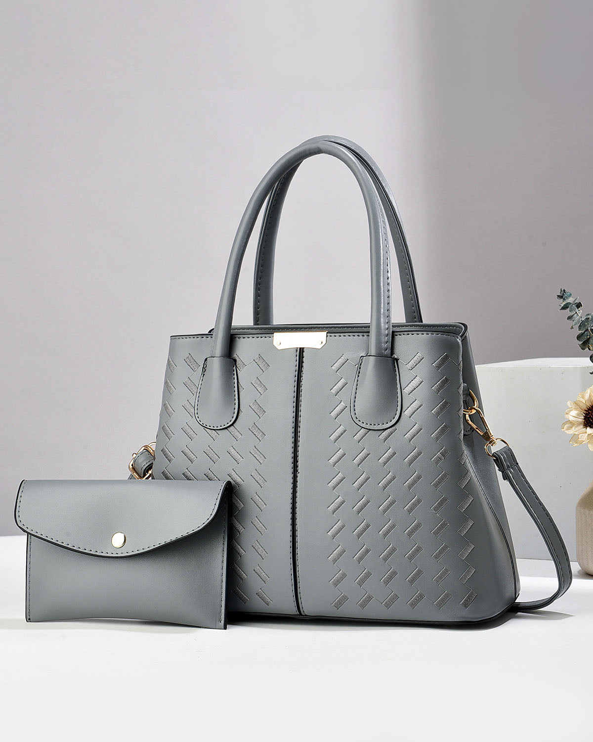 Cartera mediana con diseño unico y sobre libre