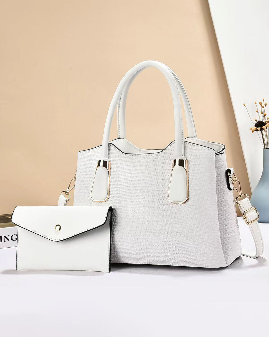 Cartera mediana con sobre de estilo casual, ideal para uso diario