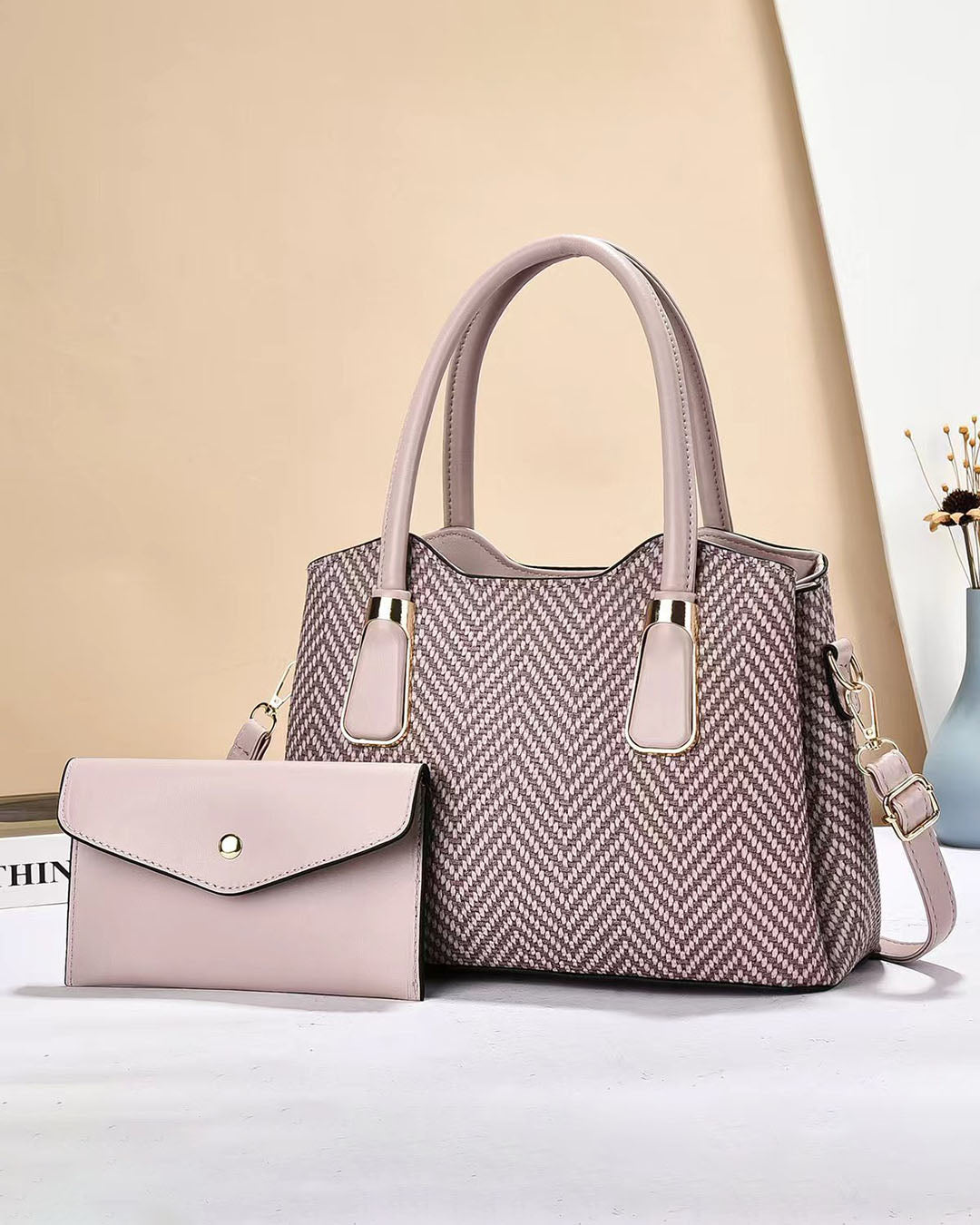 Cartera mediana con sobre de estilo casual, ideal para uso diario