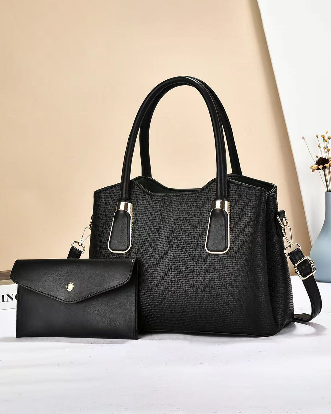 Cartera mediana con sobre de estilo casual, ideal para uso diario