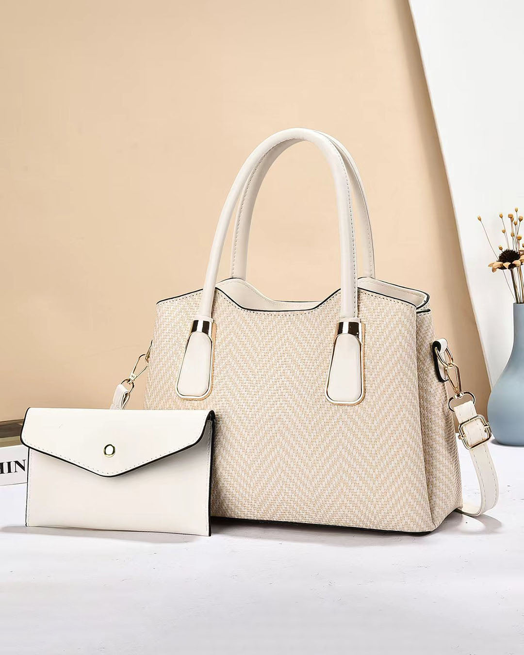 Cartera mediana con sobre de estilo casual, ideal para uso diario