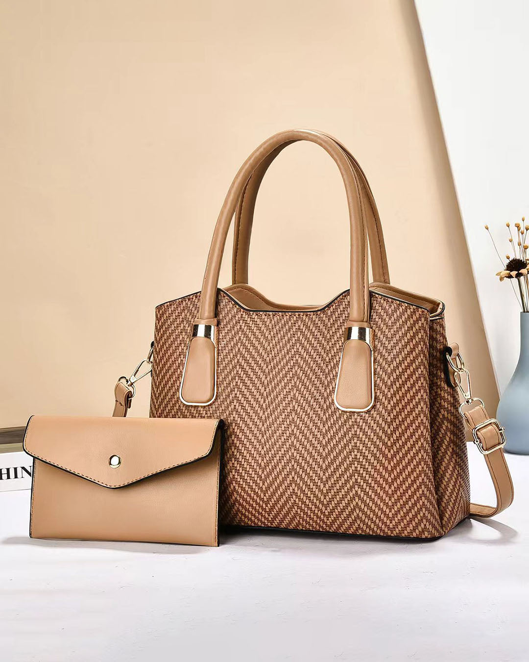 Cartera mediana con sobre de estilo casual, ideal para uso diario