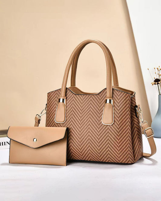 Cartera mediana con sobre de estilo casual, ideal para uso diario