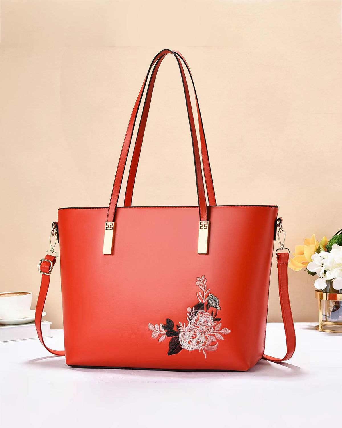 Cartera tote con detalle floral y asas largas