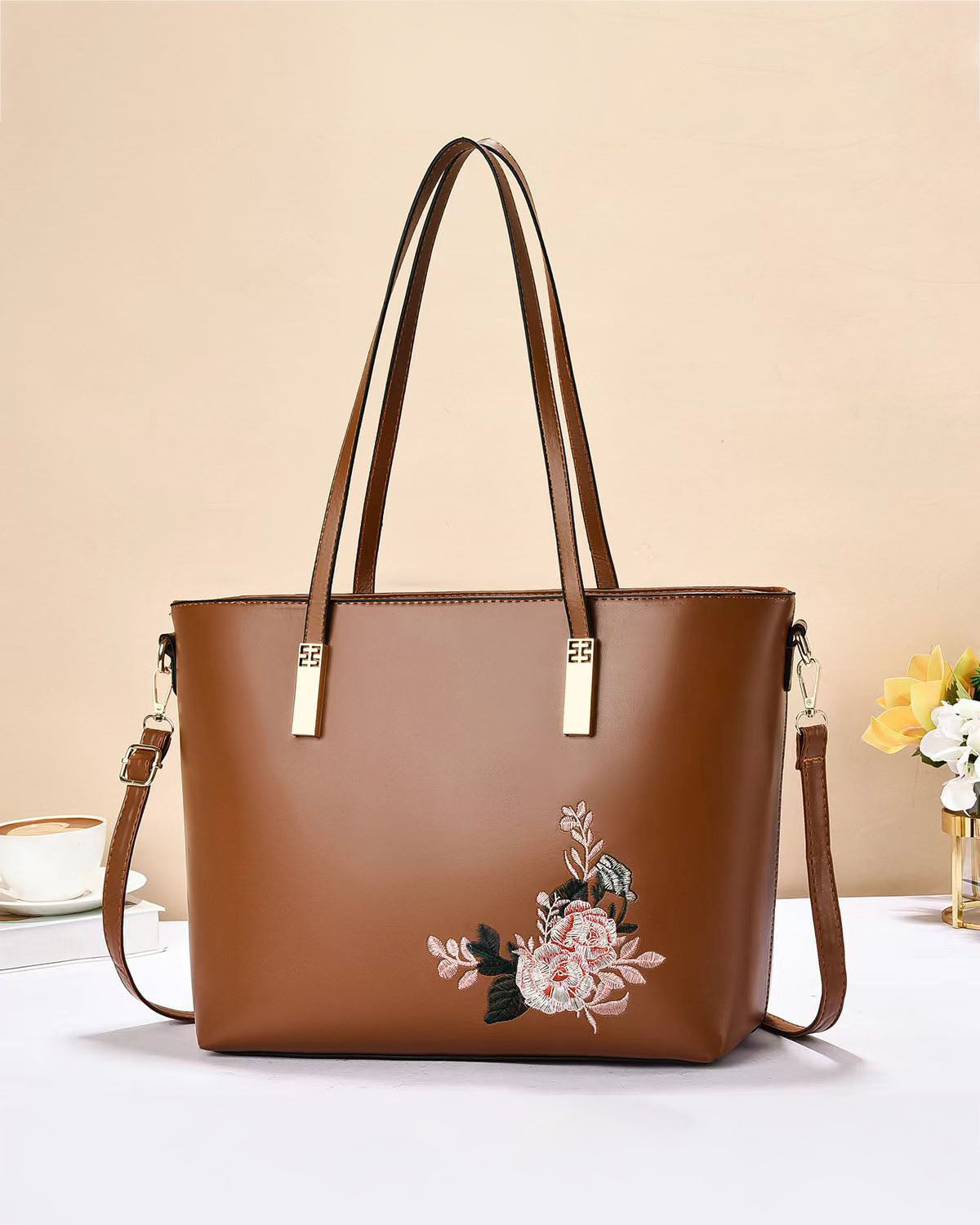 Cartera tote con detalle floral y asas largas