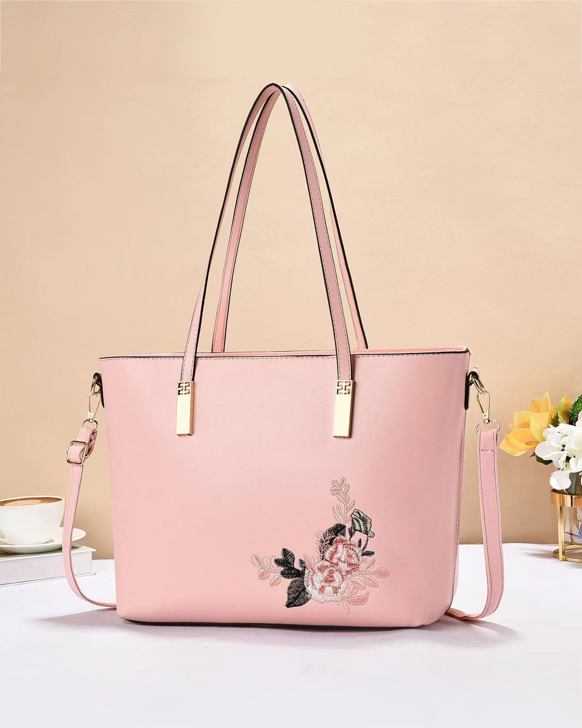 Cartera tote con detalle floral y asas largas