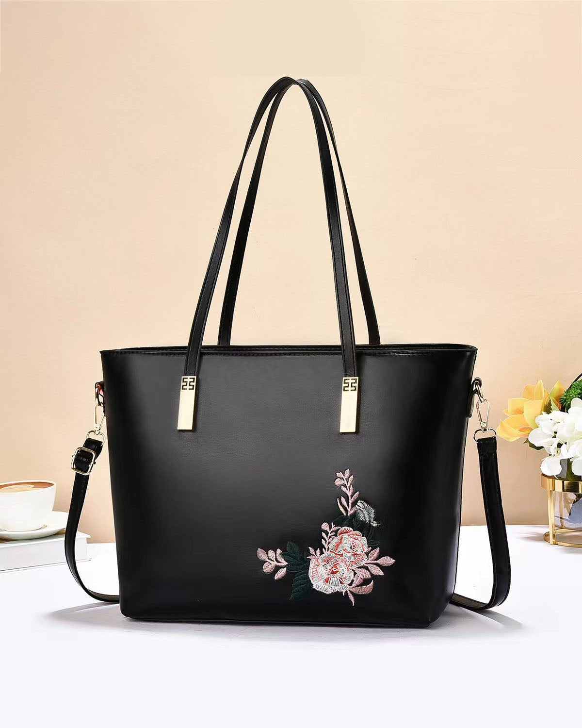 Cartera tote con detalle floral y asas largas